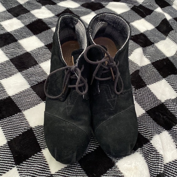 Toms black suede lace up ankle boots wedge bootie - Picture 2 of 5